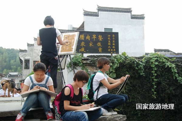 　　9月13日，座落在婺源縣秋口鎮(zhèn)李坑村“小橋、流水、人家”創(chuàng)作寫生基地的李坑章文灑店農(nóng)家樂(lè)。