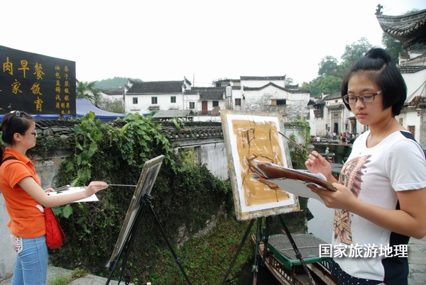 　　9月13日，座落在婺源縣秋口鎮(zhèn)李坑村“小橋、流水、人家”創(chuàng)作寫生基地的李坑章文灑店農(nóng)家樂(lè)。