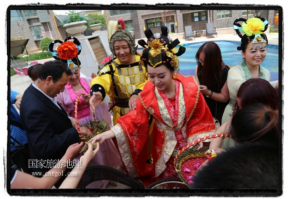 6月19日，端午節(jié)的前一天，甘肅平?jīng)鍪嗅轻紖^(qū)南山公園澳廈麗灣小區(qū)“邀請”唐朝被譽為四大美女之一的“楊貴妃”前來與市民見面，共度“端午佳節(jié)”。期間，“貴妃娘娘”由一名解說人員做向?qū)Вc小區(qū)居民一同游玩、賞景、互敬酒水、合影留念，并現(xiàn)場贈送大人小孩粽子、香包和糖果。