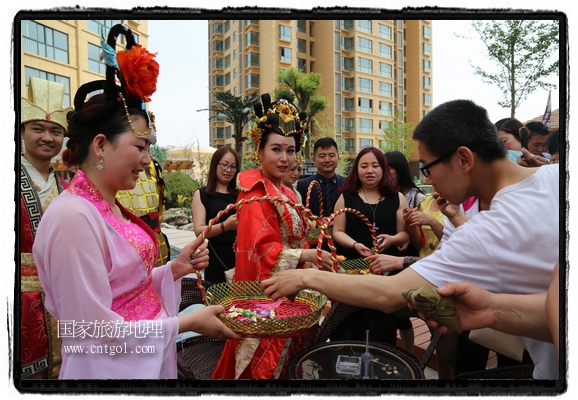 6月19日，端午節(jié)的前一天，甘肅平?jīng)鍪嗅轻紖^(qū)南山公園澳廈麗灣小區(qū)“邀請”唐朝被譽為四大美女之一的“楊貴妃”前來與市民見面，共度“端午佳節(jié)”。期間，“貴妃娘娘”由一名解說人員做向?qū)?，與小區(qū)居民一同游玩、賞景、互敬酒水、合影留念，并現(xiàn)場贈送大人小孩粽子、香包和糖果。