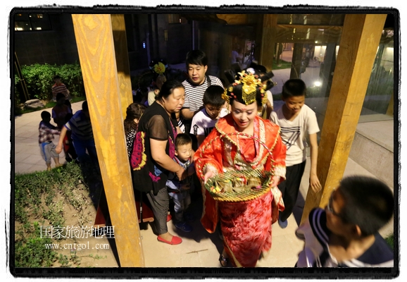 6月19日，端午節(jié)的前一天，甘肅平?jīng)鍪嗅轻紖^(qū)南山公園澳廈麗灣小區(qū)“邀請”唐朝被譽為四大美女之一的“楊貴妃”前來與市民見面，共度“端午佳節(jié)”。期間，“貴妃娘娘”由一名解說人員做向?qū)?，與小區(qū)居民一同游玩、賞景、互敬酒水、合影留念，并現(xiàn)場贈送大人小孩粽子、香包和糖果。