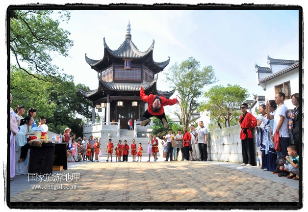 6月20日，小朋友們和中國(guó)武術(shù)愛(ài)好者們?cè)诮魇℃脑纯h熹園景區(qū)表演中國(guó)傳統(tǒng)的中國(guó)武術(shù)功夫，吸引許多游人前來(lái)駐足觀看。當(dāng)日是中國(guó)傳統(tǒng)的端午節(jié)，江西省婺源縣的中國(guó)武術(shù)愛(ài)好者們通過(guò)表演中國(guó)武術(shù)功夫，打太極，表演了少林棍、硬氣功、自選拳等少林寺功夫，讓孩子們從小學(xué)習(xí)中國(guó)武術(shù)，傳承中國(guó)武德，感受先人過(guò)端午的氛圍。