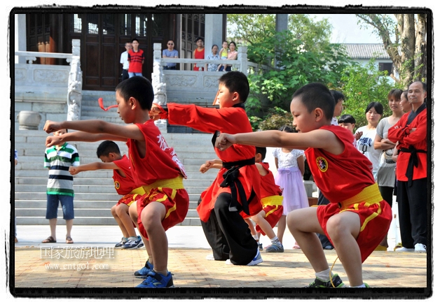 6月20日，小朋友們和中國(guó)武術(shù)愛(ài)好者們?cè)诮魇℃脑纯h熹園景區(qū)表演中國(guó)傳統(tǒng)的中國(guó)武術(shù)功夫，吸引許多游人前來(lái)駐足觀看。當(dāng)日是中國(guó)傳統(tǒng)的端午節(jié)，江西省婺源縣的中國(guó)武術(shù)愛(ài)好者們通過(guò)表演中國(guó)武術(shù)功夫，打太極，表演了少林棍、硬氣功、自選拳等少林寺功夫，讓孩子們從小學(xué)習(xí)中國(guó)武術(shù)，傳承中國(guó)武德，感受先人過(guò)端午的氛圍。