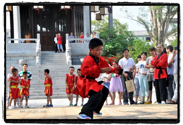 6月20日，小朋友們和中國(guó)武術(shù)愛(ài)好者們?cè)诮魇℃脑纯h熹園景區(qū)表演中國(guó)傳統(tǒng)的中國(guó)武術(shù)功夫，吸引許多游人前來(lái)駐足觀看。當(dāng)日是中國(guó)傳統(tǒng)的端午節(jié)，江西省婺源縣的中國(guó)武術(shù)愛(ài)好者們通過(guò)表演中國(guó)武術(shù)功夫，打太極，表演了少林棍、硬氣功、自選拳等少林寺功夫，讓孩子們從小學(xué)習(xí)中國(guó)武術(shù)，傳承中國(guó)武德，感受先人過(guò)端午的氛圍。