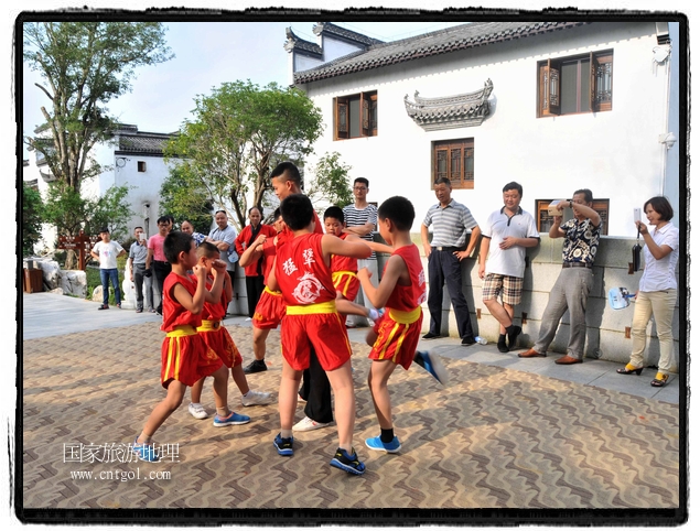 6月20日，小朋友們和中國(guó)武術(shù)愛(ài)好者們?cè)诮魇℃脑纯h熹園景區(qū)表演中國(guó)傳統(tǒng)的中國(guó)武術(shù)功夫，吸引許多游人前來(lái)駐足觀看。當(dāng)日是中國(guó)傳統(tǒng)的端午節(jié)，江西省婺源縣的中國(guó)武術(shù)愛(ài)好者們通過(guò)表演中國(guó)武術(shù)功夫，打太極，表演了少林棍、硬氣功、自選拳等少林寺功夫，讓孩子們從小學(xué)習(xí)中國(guó)武術(shù)，傳承中國(guó)武德，感受先人過(guò)端午的氛圍。