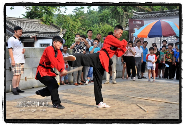 6月20日，小朋友們和中國(guó)武術(shù)愛(ài)好者們?cè)诮魇℃脑纯h熹園景區(qū)表演中國(guó)傳統(tǒng)的中國(guó)武術(shù)功夫，吸引許多游人前來(lái)駐足觀看。當(dāng)日是中國(guó)傳統(tǒng)的端午節(jié)，江西省婺源縣的中國(guó)武術(shù)愛(ài)好者們通過(guò)表演中國(guó)武術(shù)功夫，打太極，表演了少林棍、硬氣功、自選拳等少林寺功夫，讓孩子們從小學(xué)習(xí)中國(guó)武術(shù)，傳承中國(guó)武德，感受先人過(guò)端午的氛圍。