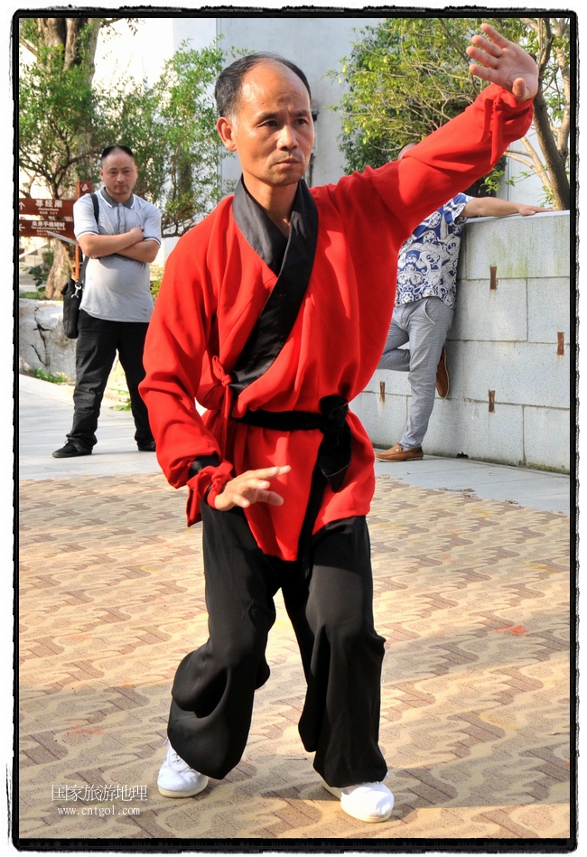 6月20日，小朋友們和中國(guó)武術(shù)愛(ài)好者們?cè)诮魇℃脑纯h熹園景區(qū)表演中國(guó)傳統(tǒng)的中國(guó)武術(shù)功夫，吸引許多游人前來(lái)駐足觀看。當(dāng)日是中國(guó)傳統(tǒng)的端午節(jié)，江西省婺源縣的中國(guó)武術(shù)愛(ài)好者們通過(guò)表演中國(guó)武術(shù)功夫，打太極，表演了少林棍、硬氣功、自選拳等少林寺功夫，讓孩子們從小學(xué)習(xí)中國(guó)武術(shù)，傳承中國(guó)武德，感受先人過(guò)端午的氛圍。