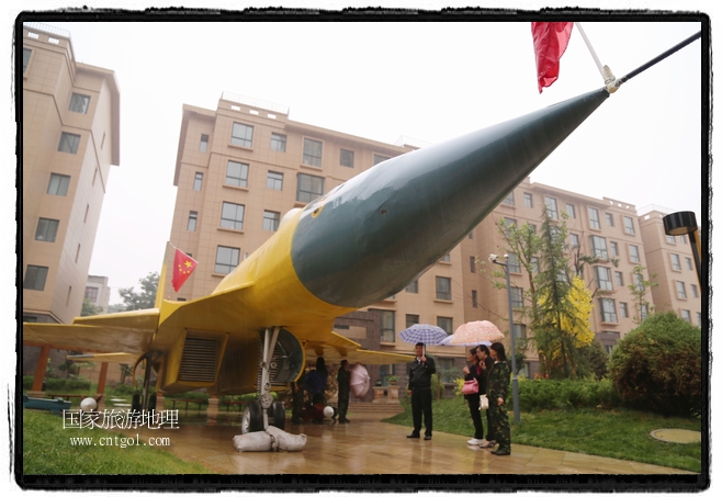 小區(qū)突然出現“飛機坦克”，其中殲15艦載戰(zhàn)斗機一架、99式主戰(zhàn)坦克一輛、武直-10武裝直升機一架，吸引了眾多市民雨中圍觀、合影。