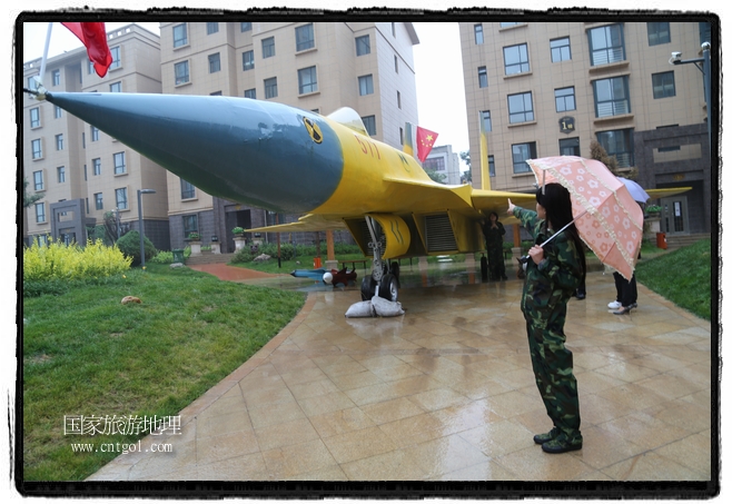 小區(qū)突然出現“飛機坦克”，其中殲15艦載戰(zhàn)斗機一架、99式主戰(zhàn)坦克一輛、武直-10武裝直升機一架，吸引了眾多市民雨中圍觀、合影。