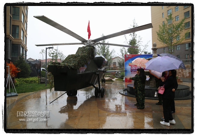 小區(qū)突然出現“飛機坦克”，其中殲15艦載戰(zhàn)斗機一架、99式主戰(zhàn)坦克一輛、武直-10武裝直升機一架，吸引了眾多市民雨中圍觀、合影。