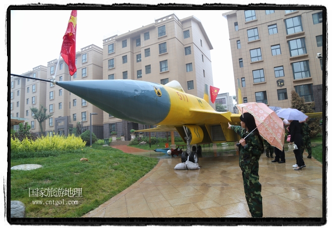 小區(qū)突然出現“飛機坦克”，其中殲15艦載戰(zhàn)斗機一架、99式主戰(zhàn)坦克一輛、武直-10武裝直升機一架，吸引了眾多市民雨中圍觀、合影。