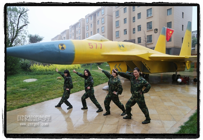 小區(qū)突然出現“飛機坦克”，其中殲15艦載戰(zhàn)斗機一架、99式主戰(zhàn)坦克一輛、武直-10武裝直升機一架，吸引了眾多市民雨中圍觀、合影。