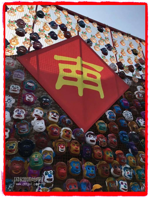 中國規(guī)模最大的猴面具彩繪在南潯古鎮(zhèn)展示。猴子真是今年最紅的動物。 