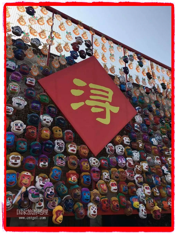 中國規(guī)模最大的猴面具彩繪在南潯古鎮(zhèn)展示。猴子真是今年最紅的動物。 