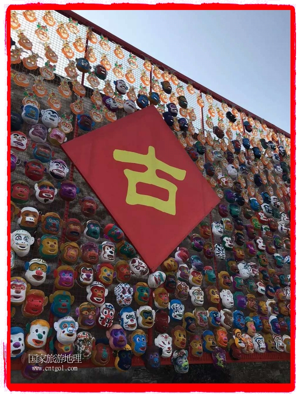 中國規(guī)模最大的猴面具彩繪在南潯古鎮(zhèn)展示。猴子真是今年最紅的動物。 