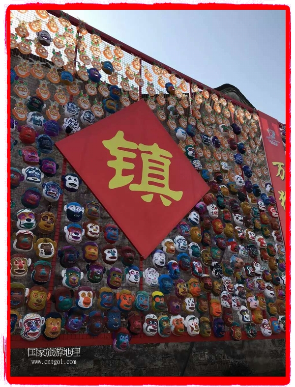 中國規(guī)模最大的猴面具彩繪在南潯古鎮(zhèn)展示。猴子真是今年最紅的動物。 