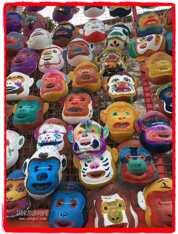 中國規(guī)模最大的猴面具彩繪在南潯古鎮(zhèn)展示。猴子真是今年最紅的動物。 