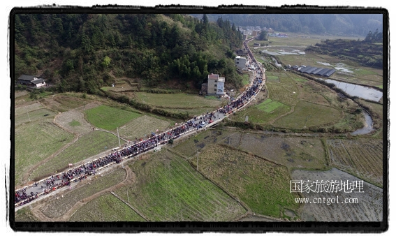 1700桌合攏宴，總長(zhǎng)3.7公里，10380人同桌就餐，創(chuàng)歷史之最