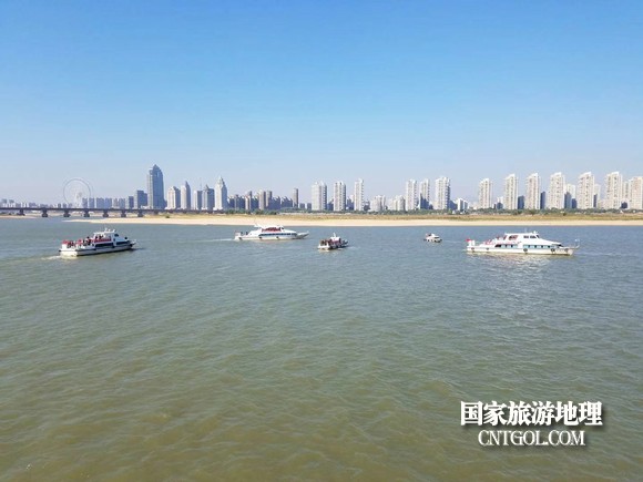 江西開(kāi)展呵護(hù)一湖清水，嚴(yán)厲打擊非法采砂行動(dòng)（圖）